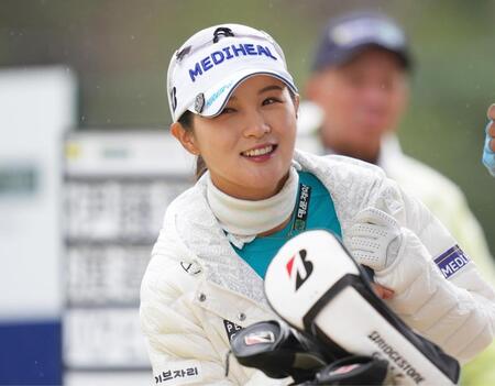 Ｖポイント×ＳＭＢＣレディ－ス第１日、１８番のティーショット前、笑顔の朴炫径（３月２０日）