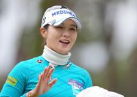 Ｖポイント×ＳＭＢＣレディ－ス第１日、１７番でバーディーを決め笑顔を見せる朴炫径