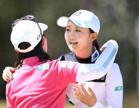 　ホールアウトし笑顔を見せる伊藤愛華