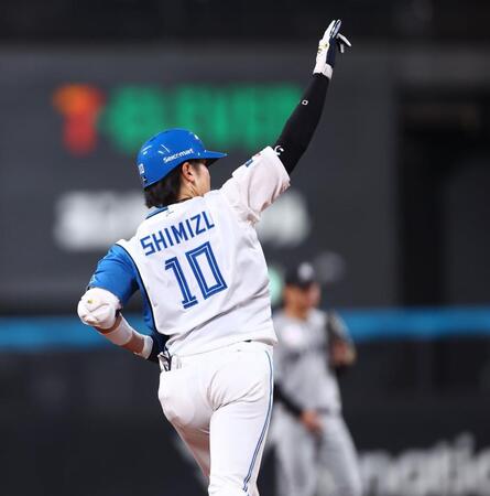 ６回、２ランを放ち、指を突き上げる清水（撮影・中島達哉）