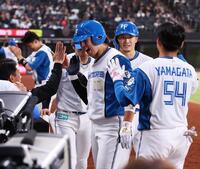 ６回、２ランを放ち、ナインに迎えられる清水（中央）＝撮影・中島達哉