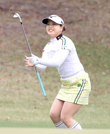 　第３日、５番でチップインイーグルを決め、笑顔を見せる仲村果乃