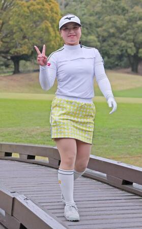 　第３日、５番を終え、カメラに向かってピースサインを見せる仲村果乃