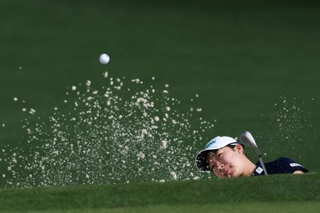 　ゴルフのオーガスタ・ナショナル女子アマチュア選手権最終ラウンド、長沢愛羅の２番バンカーショット＝４日、米ジョージア州オーガスタ（ゲッティ＝共同）