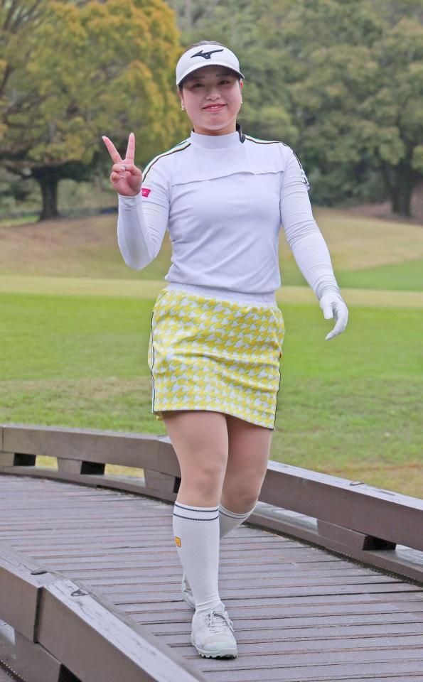 　第３日、５番を終え、カメラに向かってピースサインを見せる仲村果乃