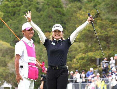 　プレーオフ２ホール目で優勝を決め、喜ぶ高橋彩華