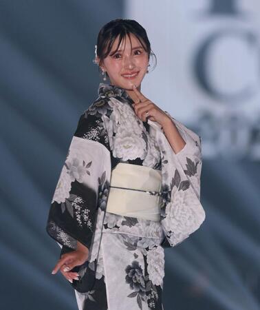 ポーズを決める臼井麗香＝４月５日