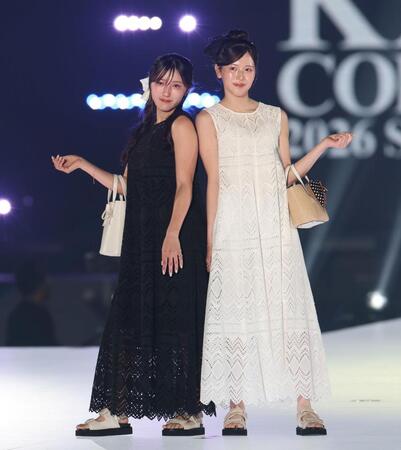 ポーズを取る臼井麗香（左）と臼井蘭世＝４月５日