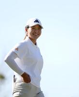 青空の下、笑顔を見せる渋野日向子（撮影・伊藤笙子）