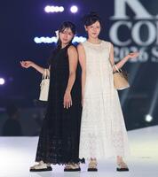 ポーズを取る臼井麗香（左）と臼井蘭世＝４月５日