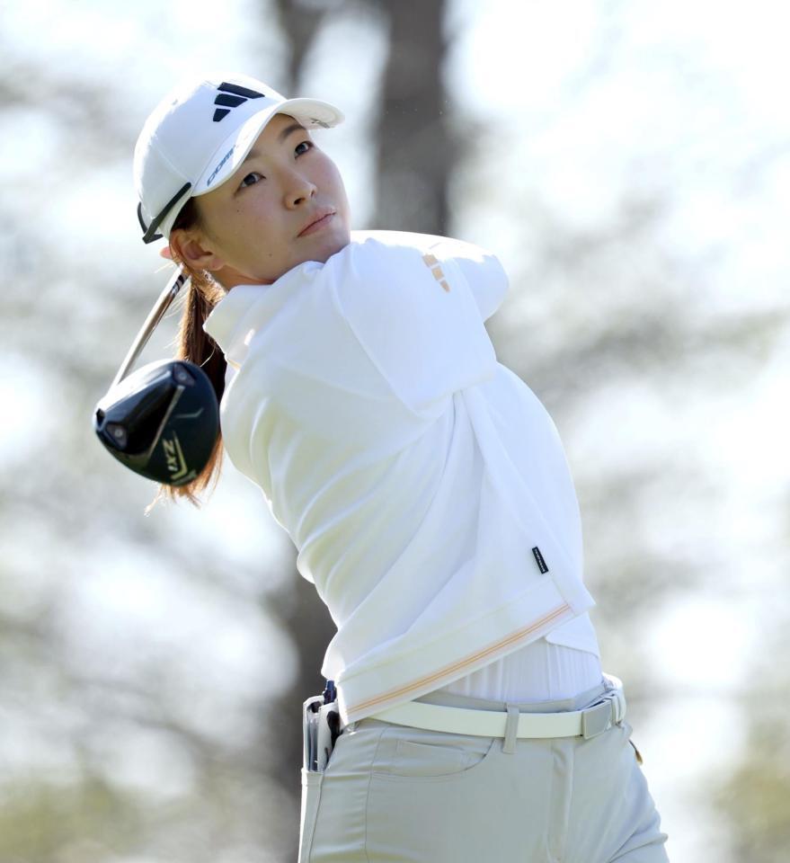 プロアマ大会でティーショットを打つ渋野日向子（撮影・伊藤笙子）