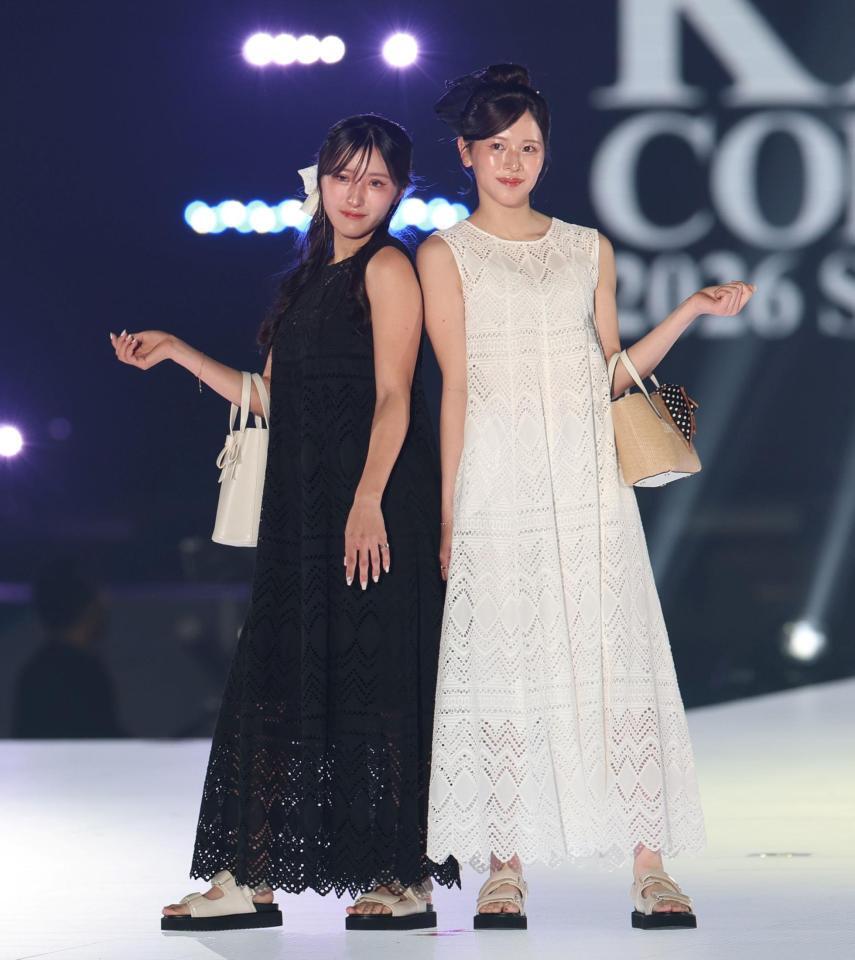 ポーズを取る臼井麗香（左）と臼井蘭世＝４月５日