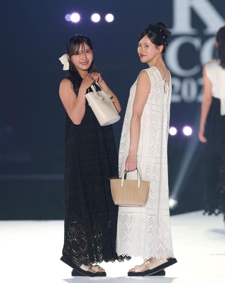 ポーズを取る臼井麗香（左）と臼井蘭世＝４月５日