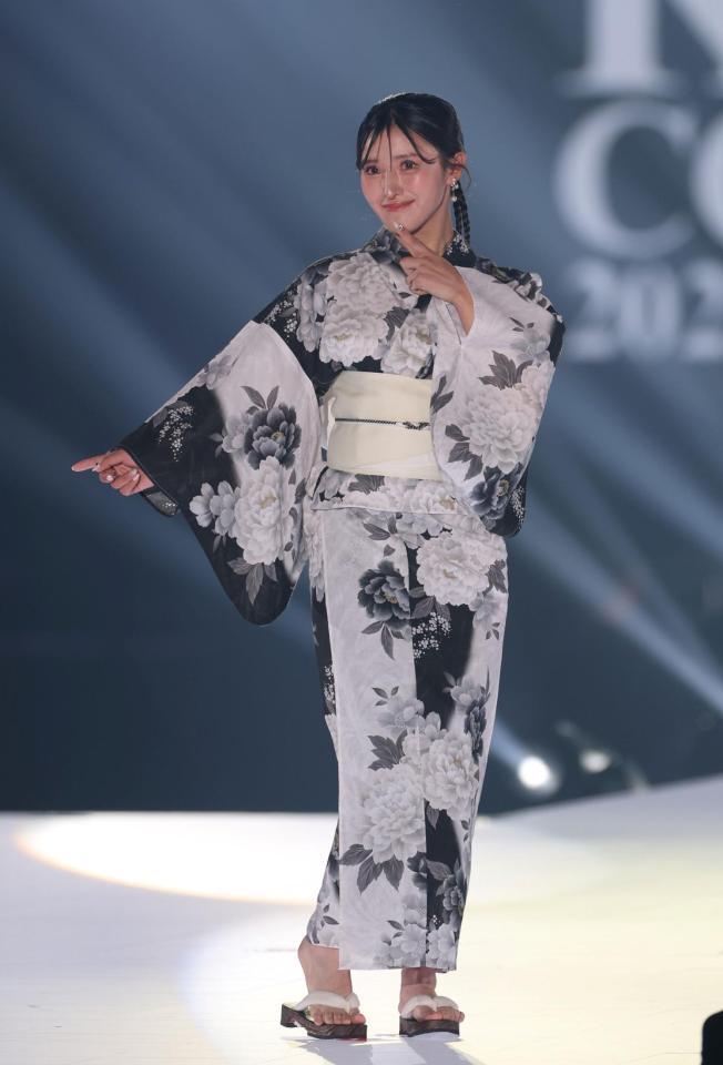 ポーズを決める臼井麗香＝４月５日