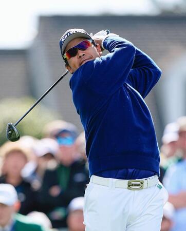 第１ラウンド、１番でティーショットを放つ松山英樹＝オーガスタ・ナショナルＧＣ（共同）