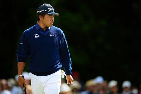 第１ラウンド、１番でラインを読む松山英樹＝オーガスタ・ナショナルＧＣ（共同）