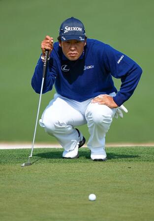 第１ラウンド、２番でラインを読む松山英樹＝オーガスタ・ナショナルＧＣ（共同）