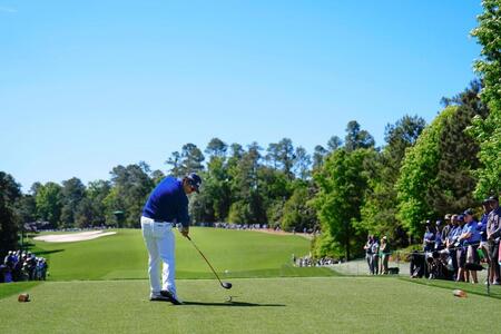 第１ラウンド、５番でティーショットを放つ松山英樹＝オーガスタ・ナショナルＧＣ（共同）