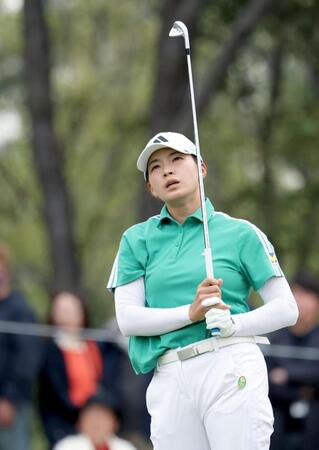 １５番、アプローチショットを打つ渋野日向子（撮影・伊藤笙子）