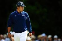 第１ラウンド、１番でラインを読む松山英樹＝オーガスタ・ナショナルＧＣ（共同）