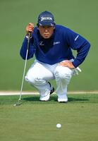 第１ラウンド、２番でラインを読む松山英樹＝オーガスタ・ナショナルＧＣ（共同）