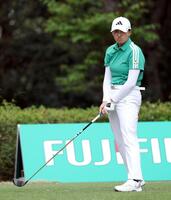 １５番、ティーショットがフェアウェイを外れ、顔をしかめる渋野日向子（撮影・伊藤笙子）