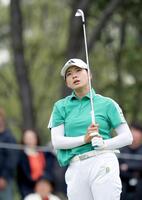 １５番、アプローチショットを打つ渋野日向子（撮影・伊藤笙子）