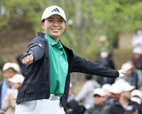 １番、ティーショットを終え、笑みを浮かべる渋野日向子（撮影・伊藤笙子）