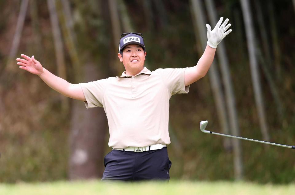 　第１日、１３番でホールインワンとなるショットを放ち、両手を上げて喜ぶ水田竜昇　※※　＝東建多度ＣＣ名古屋