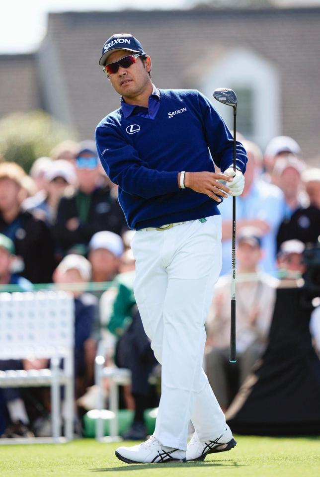 第１ラウンド、１番でティーショットを放ち、打球の行方を追う松山英樹＝オーガスタ・ナショナルＧＣ（共同）