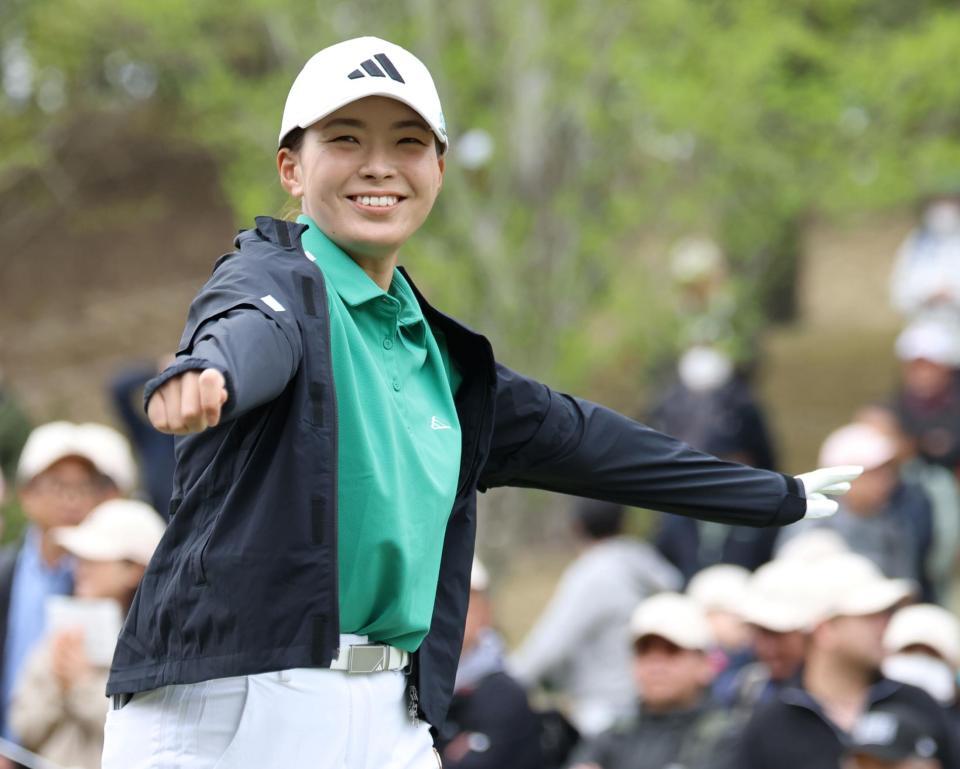 １番、ティーショットを終え、笑みを浮かべる渋野日向子（撮影・伊藤笙子）