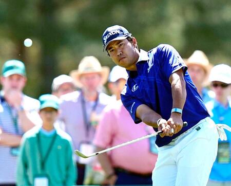 １７番で第３打を放つ松山英樹（共同）