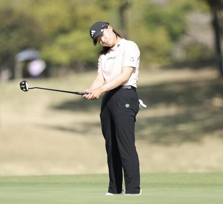 １１番、ボギーパットを外し、首を傾げる渋野日向子（撮影・伊藤笙子）