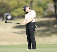 １１番、ボギーパットを外し、首を傾げる渋野日向子（撮影・伊藤笙子）