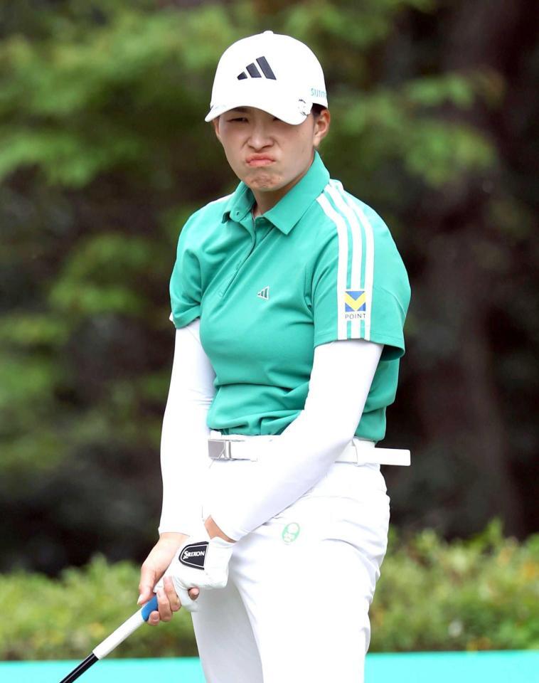 １５番、ティーショットがフェアウエーを外れ、顔をしかめる渋野日向子（撮影・伊藤笙子）