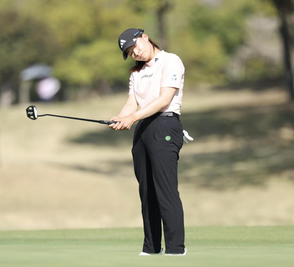 １１番、ボギーパットを外し、首を傾げる渋野日向子（撮影・伊藤笙子）