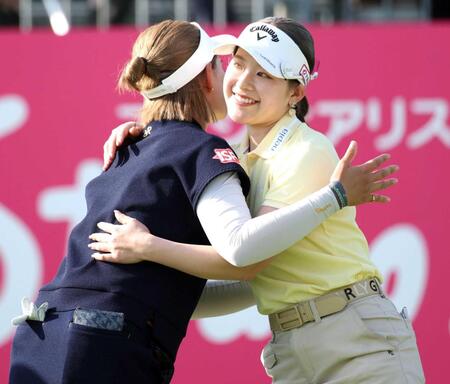 　ホールアウト後に森井あやめ（左）とハグをする吉田鈴（撮影・伊藤笙子）