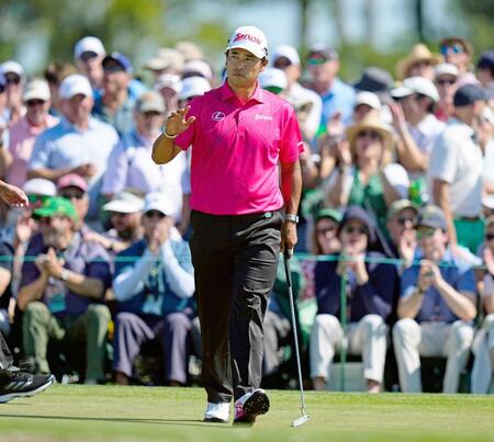 　第２ラウンド、９番でバーディーを奪いパトロンの歓声に応える松山英樹（共同）