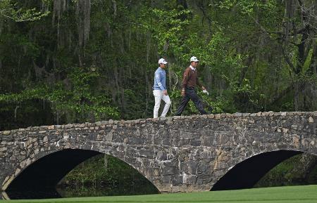 　１３番の「ネルソンブリッジ」を渡る松山英樹（右）と片岡尚之＝７日、オーガスタ・ナショナルＧＣ（共同）