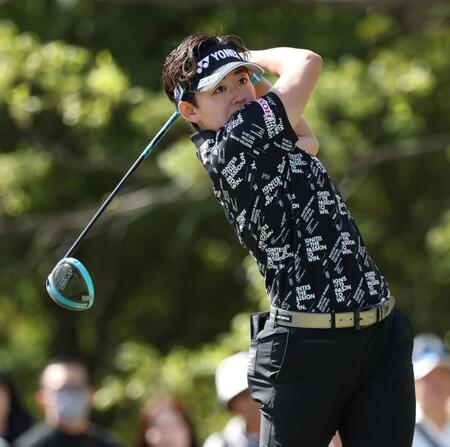 ４番、ティーショットを打つ岩井明愛（撮影・伊藤笙子）