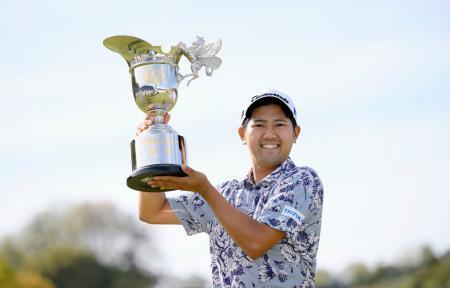 　プレーオフを制しツアー初優勝を果たした石坂友宏＝東建多度ＣＣ名古屋