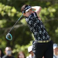 ４番、ティーショットを打つ岩井明愛（撮影・伊藤笙子）