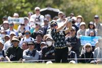 ９番、ギャラリーが見つめる中ティーショットを打つ岩井明愛（撮影・伊藤笙子）