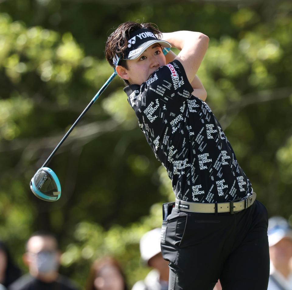 ４番、ティーショットを打つ岩井明愛（撮影・伊藤笙子）