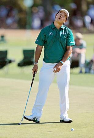 　第３ラウンド、１７番でパーパットを外した松山英樹。通算２アンダーで２９位＝オーガスタ・ナショナルＧＣ（共同）