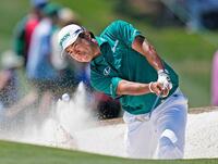 　第３ラウンド、９番でバンカーショットを放つ松山英樹。通算２アンダーで２９位＝オーガスタ・ナショナルＧＣ（共同）