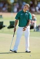 　第３ラウンド、１７番でパーパットを外した松山英樹。通算２アンダーで２９位＝オーガスタ・ナショナルＧＣ（共同）