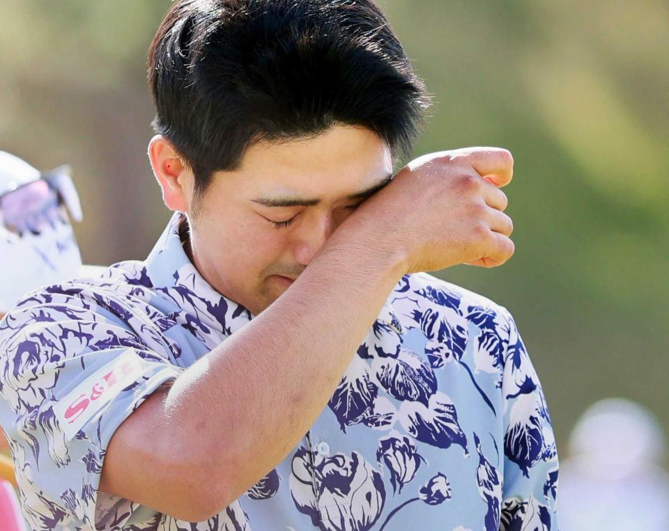 プレーオフを制してツアー初優勝を果たし、涙を流す石坂友宏　※※　＝東建多度ＣＣ名古屋