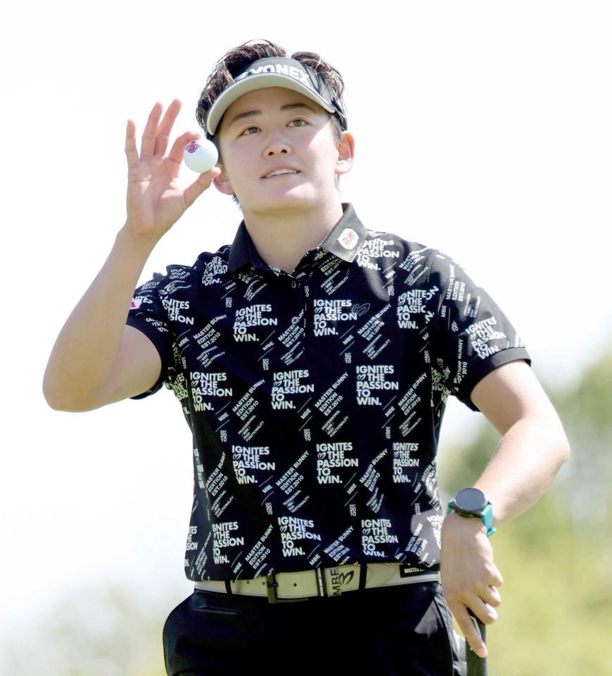 　ホールアウトし、ギャラリーの歓声に応える岩井明愛（撮影・伊藤笙子）