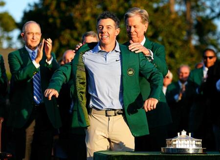 ２連覇を達成し、グリーンジャケットを着せてもらうロリー・マキロイ（共同）